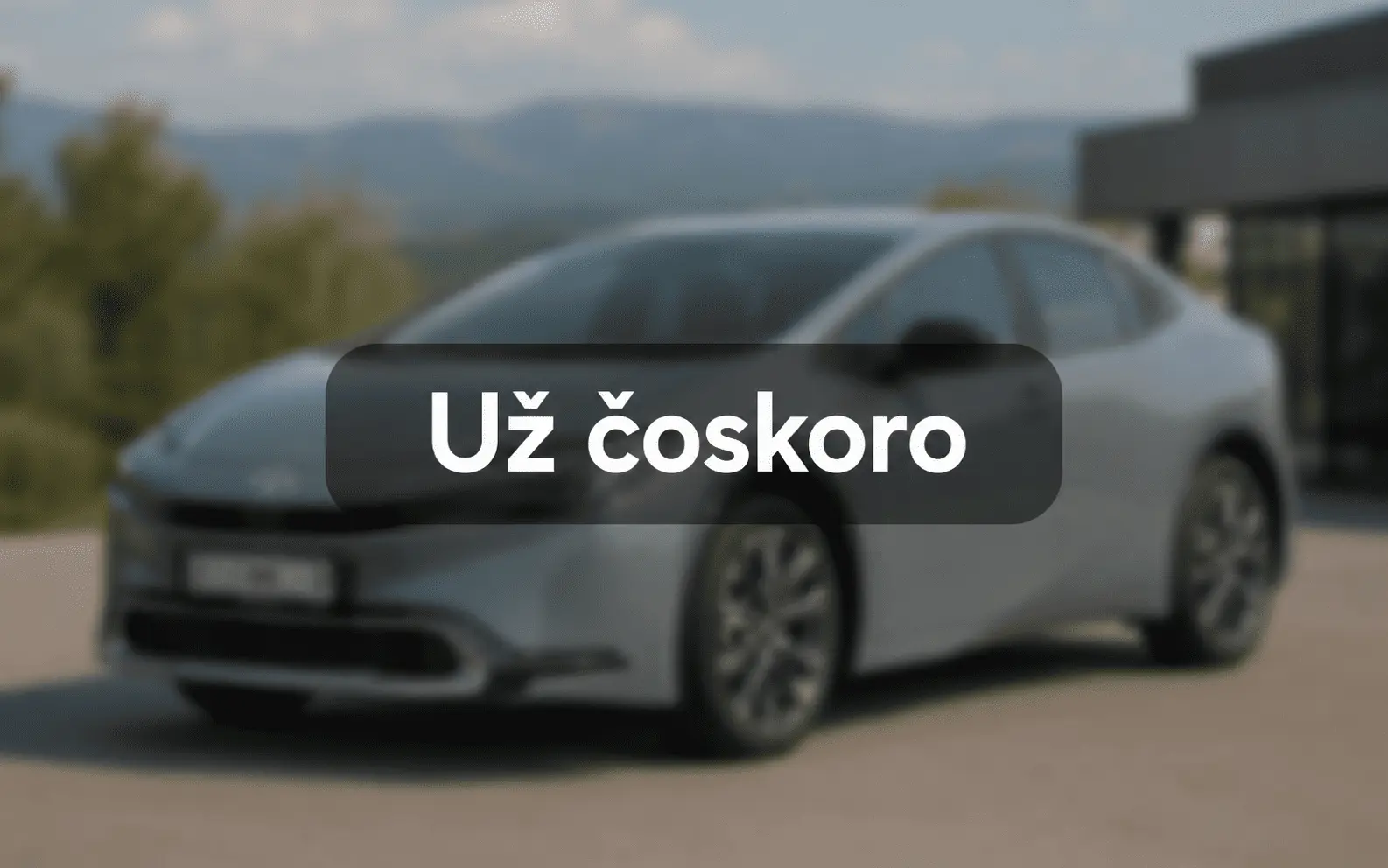 Rozmazaný Toyota Prius s textom „Už čoskoro“